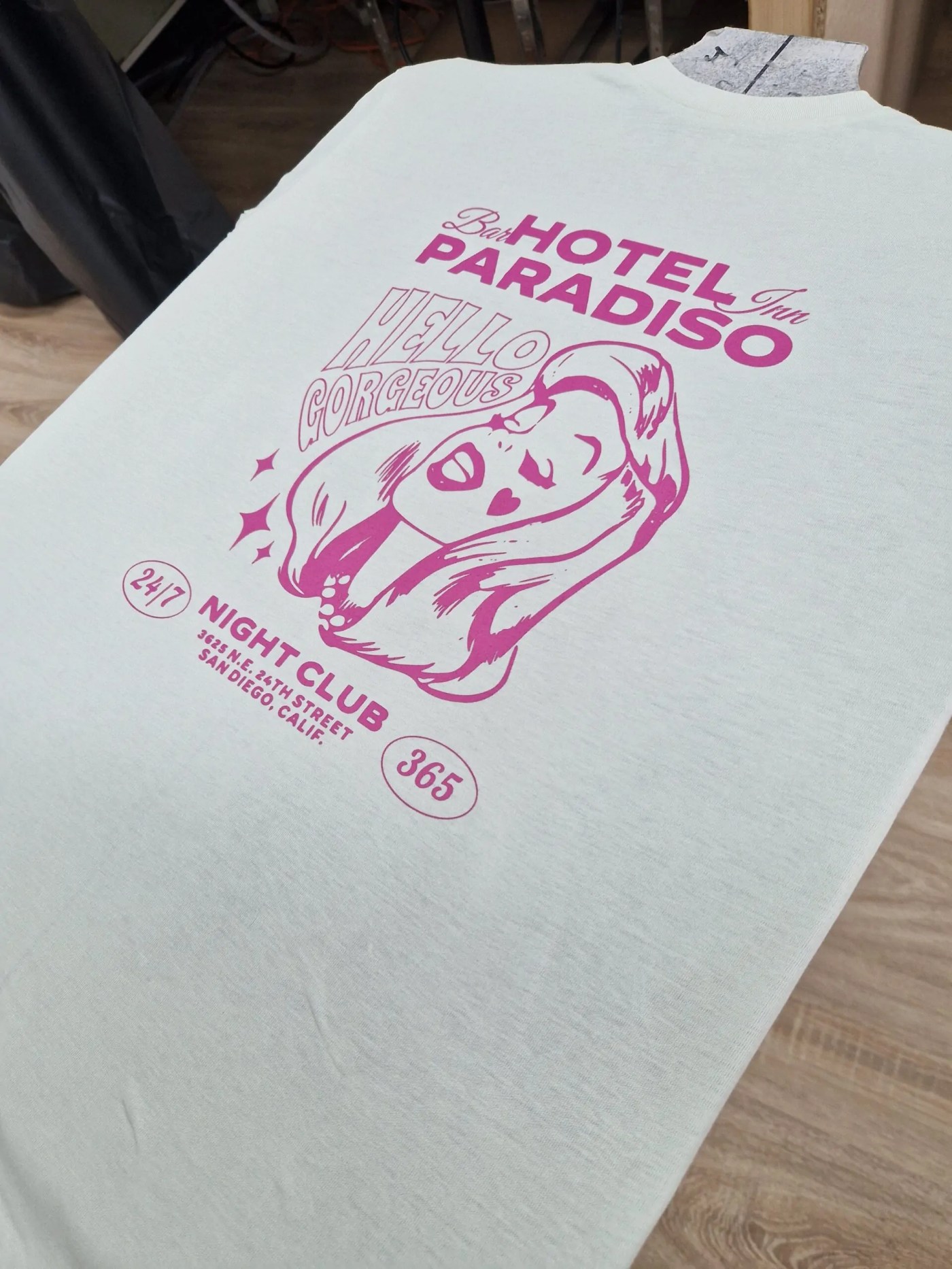 Gebroken wit shirt met bedrukking Hotel Paradiso