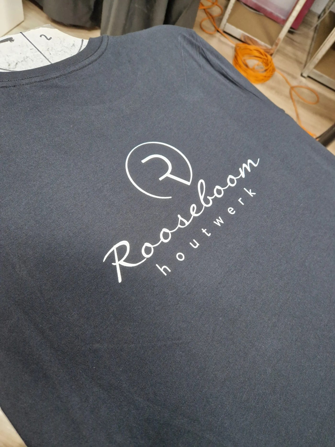Shirt met fijn bedrukt logo Rooseboom Houtwerk