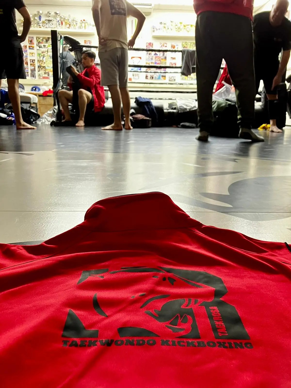Rood shirt met bedrukking voor een taekwondo- en kickboxingclub