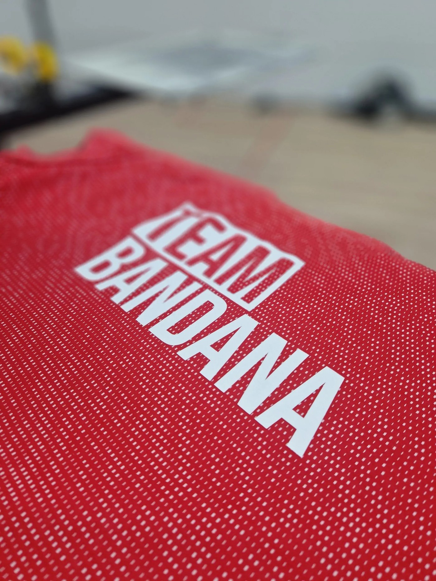 Bedrukking op rood sportshirt