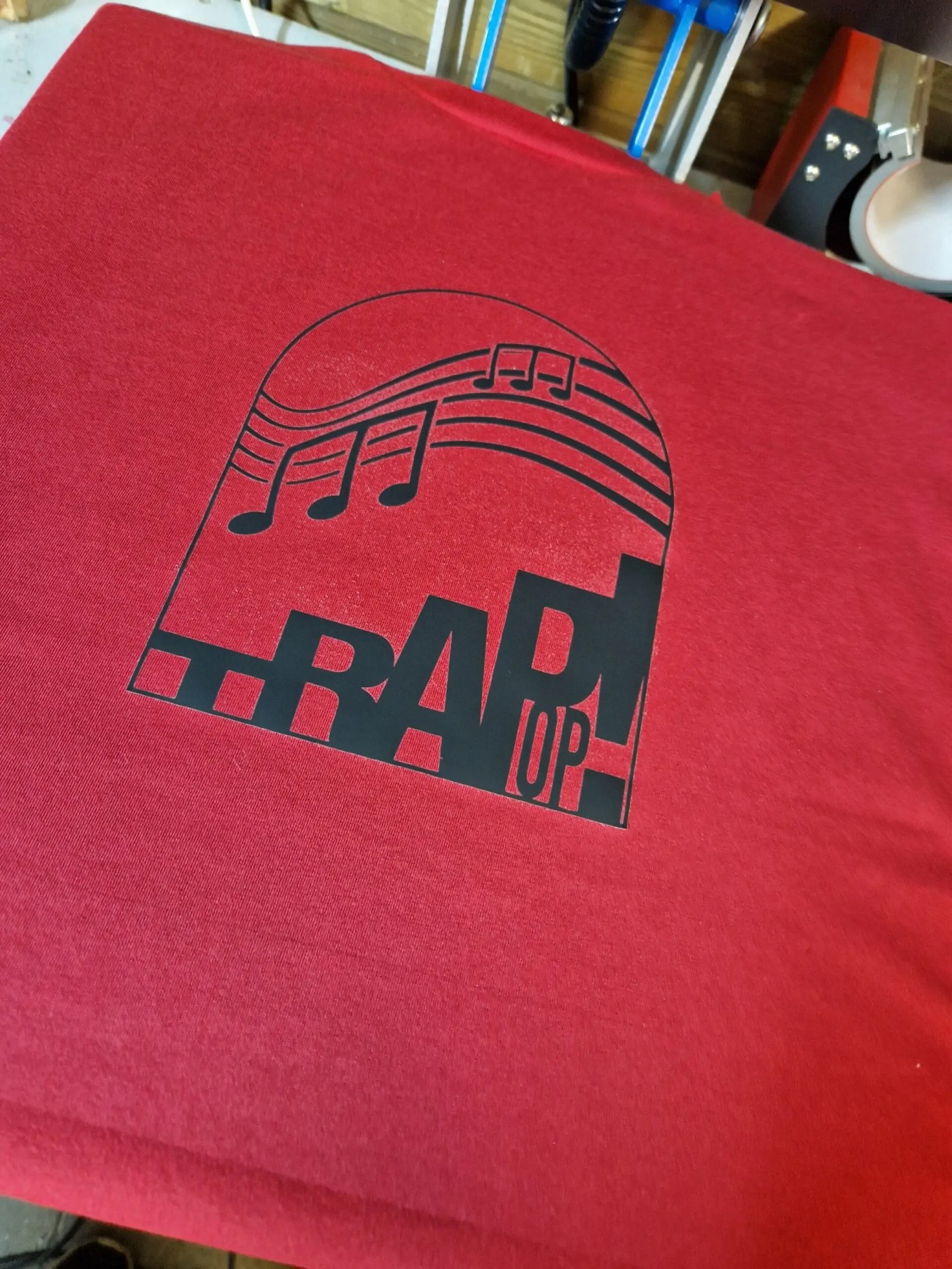 Rood shirt met bedrukt logo Trap Op