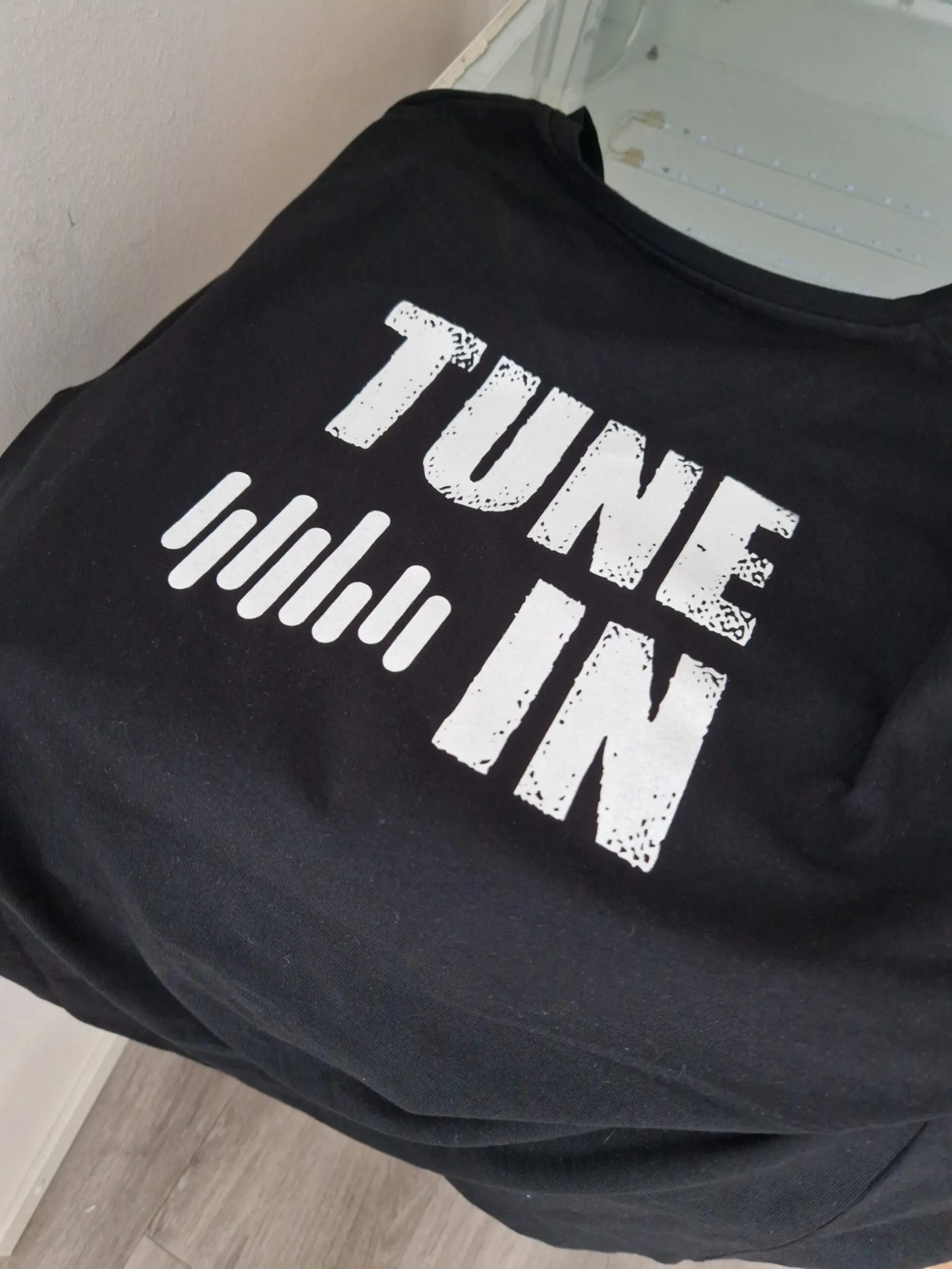 Zwart shirt met witte zeefdruk TUNE IN